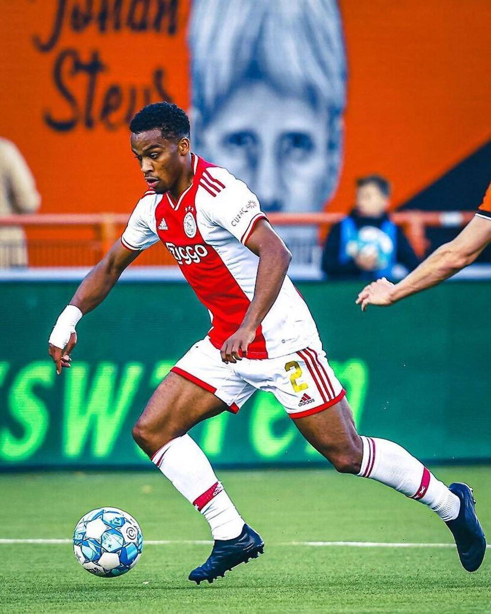 阿贾克斯的球员表现出色，赢得胜利，气势如虹