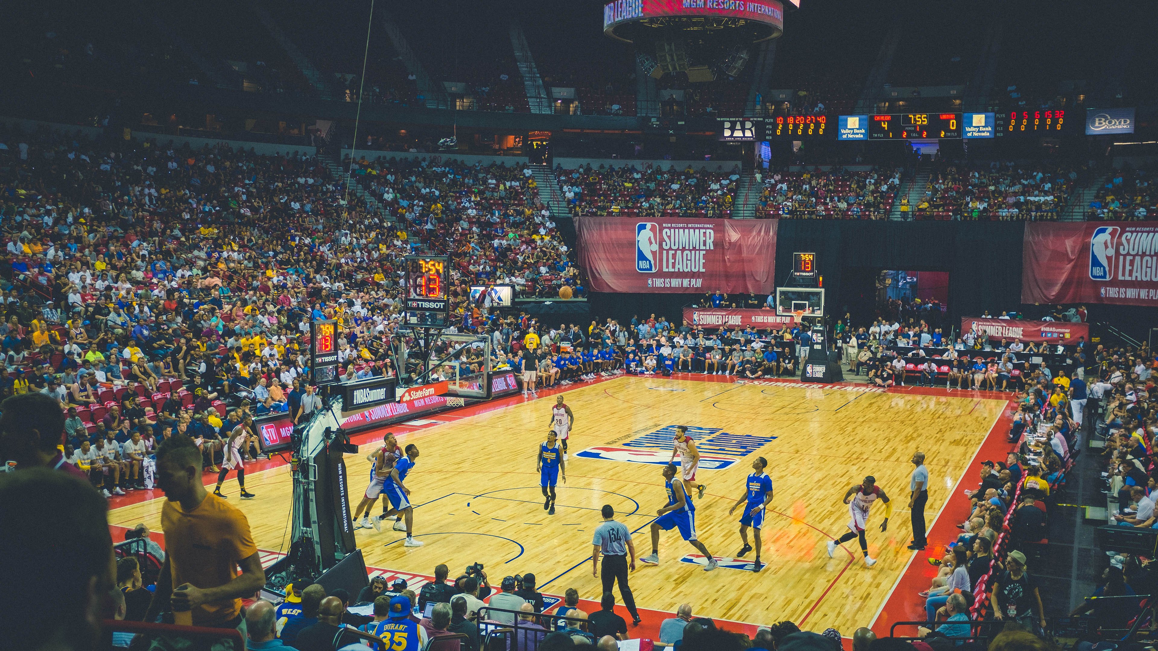 骑士的铁骑踏碎雷霆青春，布克却在F1赛道完成了另一种接管—当传统荣耀碰撞科技革命